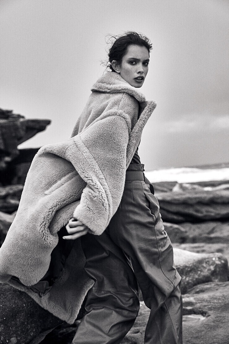 Zoe Barnard model