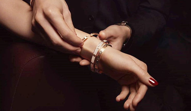 How to Pair Jewelry With Clothing