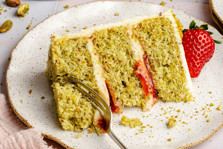 Pistachio and Strawberry Cake recipe